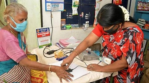 ரேஷன் கடைகளில் கைரேகை பதிவு செய்வதில் பிரச்சினை- ஊரடங்கின்போது பயோமெட்ரிக் முறையை நிறுத்த வலியுறுத்தல்