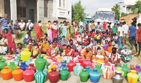 கிருஷ்ணகிரி அருகே சீரான குடிநீர் வழங்க வலியுறுத்தி காலிக்குடங்களுடன் ஆலப்பட்டி காலனி மக்கள் மறியல் போராட்டத்தில் ஈடுபட்டனர்.