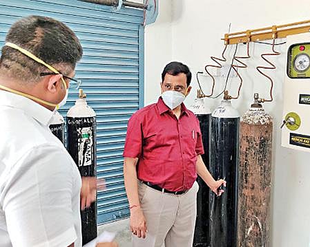 ஓமலூர் அரசு மருத்துவமனையில் கரோனா தொற்றினால் தனிமைப்படுத்தப்பட்டுள்ளவர்களுக்கு செய்யப்பட்டுள்ள வசதிகள் தொடர்பாக சேலம் ஆட்சியர் ராமன் ஆய்வு செய்தார்.