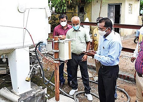 மதுரை அரசு ராஜாஜி மருத்துவமனையில் ஆக்சிஜன் விநியோகத்தை ஆய்வு செய்த ஆட்சியர் அன்பழகன். படம்: எஸ்.கிருஷ்ணமூர்த்தி