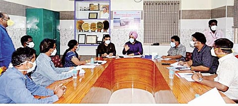 கடலூர் அரசு தலைமை மருத்துவமனையில் மாவட்ட கண்காணிப்பு அதிகாரி ககன்தீப் பேடி, மாவட்ட ஆட்சியர் சந்திரசேகர் சாகமூரி ஆகியோர் தலைமையில்  சுகாதாரத்துறை அலுவலர்களுடன் கரோனா தொற்று தடுப்பு ஆய்வுக்கூட்டம் நடைபெற்றது.