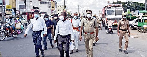 விழுப்புரம் நகரில் ஆட்சியர் அண்ணாதுரை, எஸ்பி ராதாகிருஷ்ணன் ஆகியோர்  கரோனா பாதுகாப்பு வழிகாட்டு நெறிமுறைகள் முறையாக பின்பற்றப்படுகிறதா என ஆய்வு மேற்கொண்டனர்.