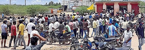 விழுப்புரம் ஜானகிபுரம் டாஸ்மாக் கடை முன்பு குவிந்த மதுப்பிரியர்கள்.