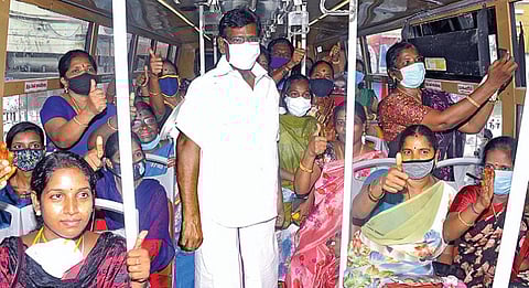 தமிழக அரசு அறிவித்துள்ள பெண் பயணிகளுக்கு பேருந்துகளில் இலவச பயணத் திட்டத்தை, ஆவடியில் பால்வளத் துறை அமைச்சர் சா.மு.நாசர் நேற்று பெண் பயணிகளுக்கு இனிப்பு வழங்கி தொடங்கி வைத்தார்.