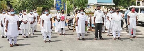 கிருஷ்ணகிரி மாவட்ட ஆட்சியர் அலுவலகத்தில் கோரிக்கை மனு அளிக்க வந்த நகர்ப்புற செவிலியர்கள்.                                                     படம்: எஸ்.கே.ரமேஷ்