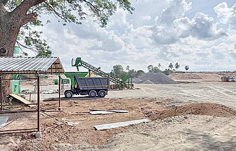 கரூர் மாவட்டம் புகழூர் காவிரி ஆற்றில் கதவணை கட்டுவதற்காக மேற்கொள்ளப்பட்டு வரும் பணிகள்.