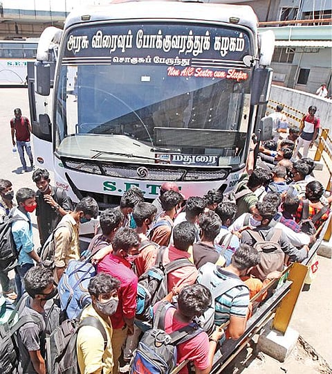 தமிழகத்தில் நாளை முதல் 24-ம் தேதி வரை முழு ஊரடங்கு அமல்படுத்தப்பட உள்ளது. இதன் காரணமாக சென்னையில் பணிபுரிவோர், தங்களின் சொந்த ஊருக்கு செல்ல கோயம்பேடு பேருந்து நிலையத்தில் நேற்று குவிந்தனர்.படம்: ம.பிரபு