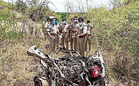 ஆந்திர மாநிலம் கடப்பா மாவட்டம் கலசபாடு பகுதியில் நேற்று வெடிவிபத்து நடந்த இடத்தை போலீஸ் அதிகாரிகள் பார்வையிட்டனர். படம்: பிடிஐ