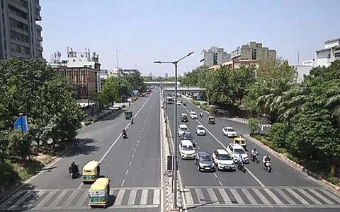 டெல்லியில் ஊரடங்கு மேலும் ஒரு வாரத்துக்கு நீட்டிப்பு: மெட்ரோ ரயில் சேவைக்கு தடை