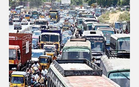 தமிழகத்தில் முழு ஊரடங்கு இன்றுமுதல் அமலுக்கு வருகிறது. இதையடுத்து சென்னையில் இருந்து ஏராளமானோர் தங்கள் சொந்த ஊர்களுக்கு நேற்று புறப்பட்டுச் சென்றனர். இதனால் பெருங்களத்தூர் பகுதியில் போக்குவரத்து ஸ்தம்பித்தது.படம்: எம்.முத்துகணேஷ்