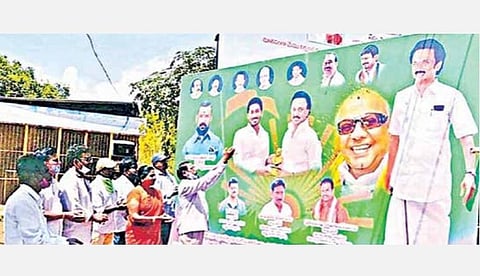 தமிழக முதல்வராக ஸ்டாலின் பொறுப்பேற்றதற்கு ஆந்திராவின், ஓங்கோல் அருகே உள்ள செருவு கொம்மபாளையம் கிராம மக்கள் அவருக்கு பேனர் வைத்து சூடம் கொளுத்தி கொண்டாடினர்.