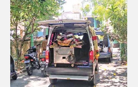 புதிய ஆவடி சாலையில் உள்ள வேலங்காடு மயானத்தில் வரிசையில் சடலத்துடன் காத்திருக்கும் வாகனங்கள். படம்: ச.கார்த்திகேயன்