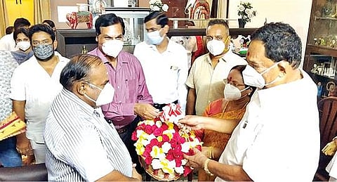 கைத்தறி துறை அமைச்சர் ஆர்.காந்திக்கு, ராணிப்பேட்டை மாவட்ட ஆட்சியர் கிளாட்ஸ்டன் புஷ்பராஜ் பூச்செண்டு கொடுத்து வரவேற்றார்.