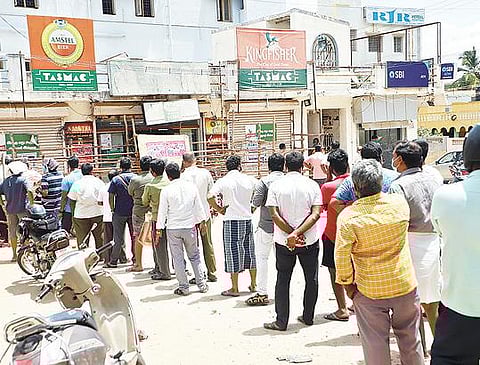 வேலூர் காகிதப்பட்டறை பகுதியில் உள்ள ஒரு டாஸ்மாக் கடையில் மதுபானங்களை வாங்க வரிசையில் காத்திருந்த மதுப்பிரியர்கள். படம்: வி.எம்.மணிநாதன்.