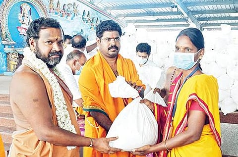 வேலூர் அடுத்த புரம் திருமலைக் கோடி சார்பில், கரோனாவால் வாழ்வாதாரம் பாதிக்கப்பட்ட பெண் ஒருவருக்கு மளிகை பொருட்கள் தொகுப்பை வழங்கிய சக்தி அம்மா.