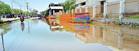 தூத்துக்குடியில் நேற்று பெய்த மழையால் பாளையங்கோட்டை சாலை பகுதியில் தேங்கியிருந்த தண்ணீர்.  				 படம்: என்.ராஜேஷ்