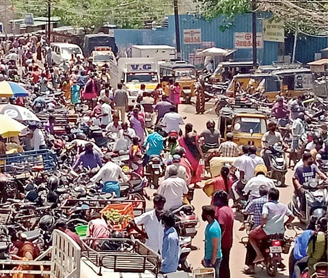 திருநெல்வேலி டவுனில் உள்ள பெரிய  துணிக்கடைகளில் கூட்டம் அதிகம் இருந்ததால் நடைபாதை கடையில் ஆயத்த ஆடைகளை வாங்கும் பெண்கள். 		  படம்: மு.லெட்சுமி அருண்