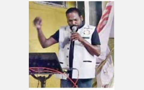 கரோனா சிகிச்சை பெறுவோரின் மன அழுத்தத்தைப் போக்க பாட்டு பாடி உற்சாகமூட்டும் இசைக் கலைஞர்