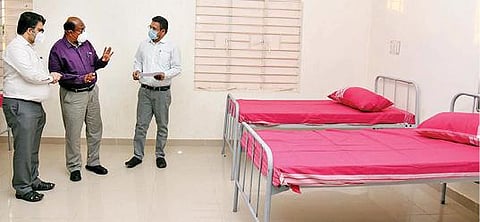 கரூர் தாந்தோணிமலை அரசு கலைக்கல்லூரியில் அமைக்கப்பட்டுள்ள சிறப்பு சிகிச்சை மையத்தை பார்வையிடுகிறார் கண்காணிப்பு அலுவலர் சி.விஜயராஜ்குமார். உடன், மாவட்ட ஆட்சியர் பிரசாந்த் மு.வடநேரே, மாவட்ட ஊரக வளர்ச்சி முகமை திட்ட இயக்குநர் பாலகணேஷ்.