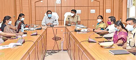 நாமக்கல் மாவட்ட ஆட்சியர் அலுவலகத்தில் நடைபெற்ற ஆலோசனைக் கூட்டத்தில் ஆட்சியர் கா.மெகராஜ் பேசினார்.