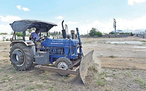 சூரமங்கலம் உழவர் சந்தை தற்காலிகமாக சேலம் 3 ரோடு ஜவஹர் மில் திடலுக்கு மாற்றப்பட உள்ளது. இதற்காக அங்கு சீரமைப்பு பணிகள் நடைபெற்றது.படம்: எஸ்.குரு பிரசாத்