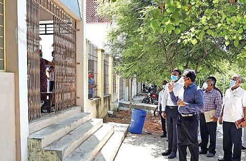 மக்களின் பொருளாதார சூழல் பாதிக்காத வகையில் நடவடிக்கை :  முழு ஊரடங்கு ஆய்வுக் கூட்டத்தில் திருப்பூர் மாவட்ட கண்காணிப்பு அலுவலர் தகவல்