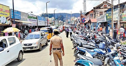 இன்றுமுதல் முழு ஊரடங்கு அமல்படுத்தப்பட உள்ள நிலையில் -  கோவை, திருப்பூர், உதகை கடை வீதிகளில் மக்கள் கூட்டம் :  தாறுமாறாக நிறுத்தப்பட்ட வாகனங்களால் போக்குவரத்து நெரிசல்