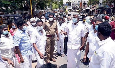 திருச்சி மரக்கடையில் எம்ஜிஆர் சிலையை சேதப்படுத்தியதை கண்டித்து நேற்று முன்னாள் அமைச்சர் என்.நடராஜன் தலைமையில் அங்கு  ஆர்ப்பாட்டத்தில் ஈடுபட்ட  அதிமுகவினர். படம்: ஜி.ஞானவேல்முருகன்