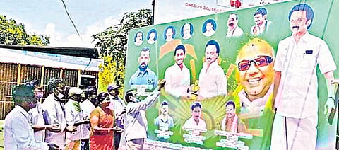 தமிழக முதல்வராக ஸ்டாலின் பொறுப்பேற்றதற்கு ஆந்திராவின், ஓங்கோல் அருகே உள்ள செருவு கொம்மபாளையம் கிராம மக்கள் அவருக்கு பேனர் வைத்து சூடம் கொளுத்தி கொண்டாடினர்.