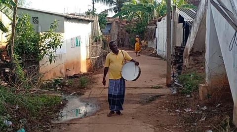 புதுக்கோட்டை மாவட்டம் கந்தர்வக்கோட்டை அருகே மங்கனூரில் தண்டோரா மூலம் விழிப்புணர்வு ஏற்படுத்துவோர்.