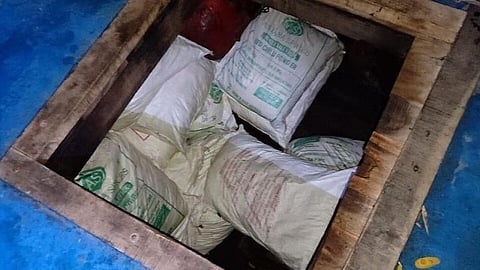 தூத்துக்குடி திரேஸ்புரம் கடற்கரையில் படகு மூலம் இலங்கைக்கு கடத்த முயன்றதாக பறிமுதல் செய்யப்பட்ட மஞ்சள் மூட்டைகள்.