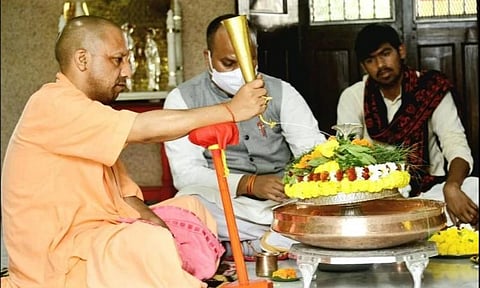 கரோனாவை விரட்ட ஒரு மணி நேரம் ருத்ராபிஷேகப் பூஜை நடத்திய உ.பி. முதல்வர் யோகி