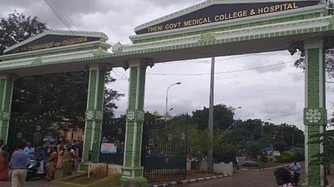 தேனி அரசு மருத்துவக் கல்லூரியில் கரோனா தடுப்பூசி போடும் பணி தற்காலிகமாக நிறுத்தம்: அந்தந்தப் பகுதியிலேயே செலுத்த சிறப்பு ஏற்பாடு