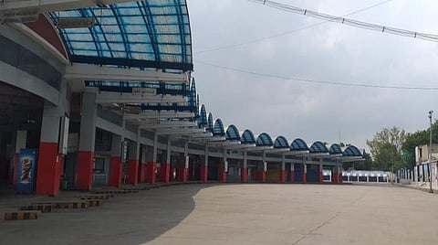 முழு ஊரடங்கு காரணமாகப் பேருந்துகள், பயணிகள் இன்றி வெறிச்சோடிக் காணப்பட்ட ஓசூர் பேருந்து நிலையம் | படங்கள் - ஜோதி ரவிசுகுமார்.