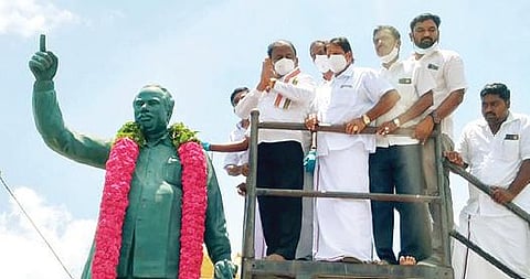 கலசப்பாக்கத்தில் உள்ள முன்னாள் முதல்வர் அண்ணாதுரை சிலைக்கு  எம்எல்ஏ பெ.சு.தி.சரவணன்  மாலை அணிவித்து மரியாதை செலுத்தினார்.