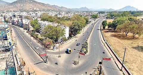 முழு ஊரடங்கு நேற்று முதல் அமல்படுத்தப்பட்டுள்ளதால் போக்குவரத்து குறைந்து காணப்பட்ட வேலூர் அண்ணா சாலை. அடுத்த படம்: திருவண்ணாமலை மத்திய பேருந்து நிலையம் வெறிச்சோடியது