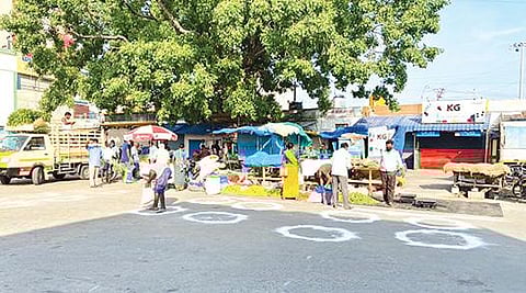 திருப்பத்தூர் புதிய பேருந்து நிலையத்தில் அமைக்கப்பட்டுள்ள காய்கறி மார்க்கெட்.