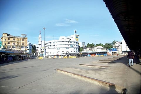 முழு ஊரடங்கு காரணமாக பேருந்துகள், வாகனங்கள் இயங்காததால் திருநெல்வேலி கொக்கிரகுளத்தில் தாமிரபரணி ஆற்றுப்பாலங்கள் வெறிச்சோடிக் கிடந்தன. (அடுத்த படம்) திருநெல்வேலி டவுன் ஆர்ச் வழியே நேற்று  பகல் 12 மணிக்கு மேல் வந்தவர்களை போலீஸார் எச்சரித்து திருப்பி அனுப்பினர். (கடைசி படம்) தூத்துக்குடியில் வட மாவட்டங்களுக்கான பேருந்துகள் புறப்படும் புதிய பேருந்து நிலையம் ஆள் அரவமின்றி காணப்பட்டது. 												 படங்கள்: மு.லெட்சும் அருண், என்.ராஜேஷ்.