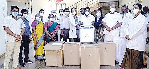 சிவகங்கை அரசு மருத்துவக் கல்லூரி டீன் ரத்தினவேலிடம் எம்பிக்கள் வழங்கிய ஆக்சிஜன் கருவிகளை ஒப்படைத்தார் காரைக்குடி தொகுதி எம்எல்ஏ எஸ்.மாங்குடி.