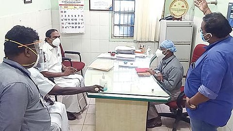 விருதுநகர் அரசு மருத்துவமனையில் சீனிவாசன் எம்.எல்.ஏ. திடீர் ஆய்வு :  கரோனா சிகிச்சை விவரங்களை கேட்டறிந்தார்