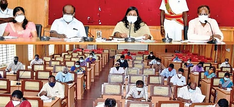 விழுப்புரம் மாவட்டத்தில் கரோனா நிவாரண நிதி வழங்குவது தொடர்பாக ஆட்சியர் அண்ணாதுரை தலைமையில் ஆலோசனைக் கூட்டம்   நடைபெற்றது.