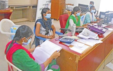 காஞ்சி மாவட்ட கரோனா கட்டுப்பாட்டு அறையில் பணியில் ஈடுபட்டுள்ள ஊழியர்கள்.