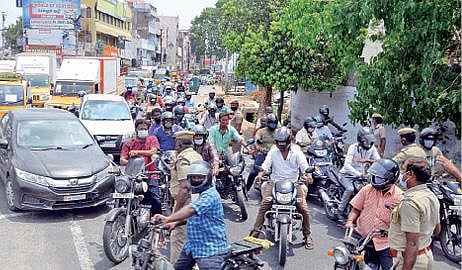 முழு ஊரடங்கு காரணமாக, நேற்று வாகனப் போக்குவரத்து இல்லாமல், வெறிச்சோடிக் காணப் பட்ட அவிநாசி சாலை லட்சுமி மில் சந்திப்பு. படம்:ஜெ.மனோகரன்