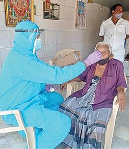 கரோனா பரிசோதனை செய்து கொண்ட 115 வயதான 'மிட்டாய் தாத்தா' முகமது அபுகாசிர்.