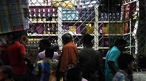 முழு ஊரடங்கு அறிவிப்பு காரணமாக டாஸ்மாக் கடைகளில் 2 நாட்களில் ரூ.855 கோடிக்கு மது விற்பனை