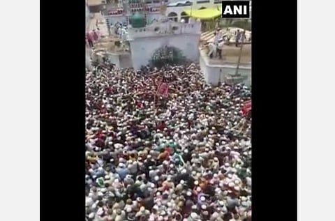 மதகுருவின் இறுதிச்சடங்கில் கரோனா தடுப்பு விதிகளை மதிக்காமல் பங்கேற்ற மக்கள் | படம் ஏஎன்ஐ