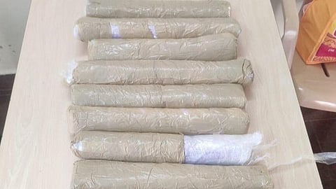 தூத்துக்குடியில் படகு மூலம் இலங்கைக்கு கடத்த முயன்றதாக கியூ பிரிவு போலீஸாரால் பறிமுதல் செய்யப்பட்ட கொலுசு பண்டல்கள்.