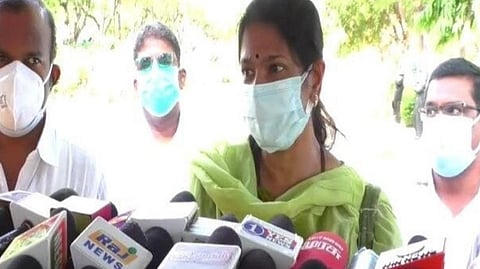 தூத்துக்குடி விமான நிலையத்தில் கனிமொழி எம்பி செய்தியாளர்களுக்கு பேட்டியளித்தார்.