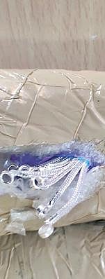 தூத்துக்குடியில் படகு மூலம் இலங்கைக்கு கடத்த முயன்றதாக கியூ பிரிவு போலீஸாரால் பறிமுதல் செய்யப்பட்ட கொலுசு பண்டல்கள்.