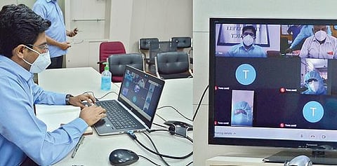 திருநெல்வேலி அரசு மருத்துவ கல்லூரி மருத்துவமனையில் கரோனாவுக்கு சிகிச்சை பெற்றுவரும் நோயாளிகளிடம் காணொலி காட்சி மூலம் மாவட்ட ஆட்சியர் வே. விஷ்ணு கலந்துரையாடி குறைகளை கேட்டறிந்தார்.